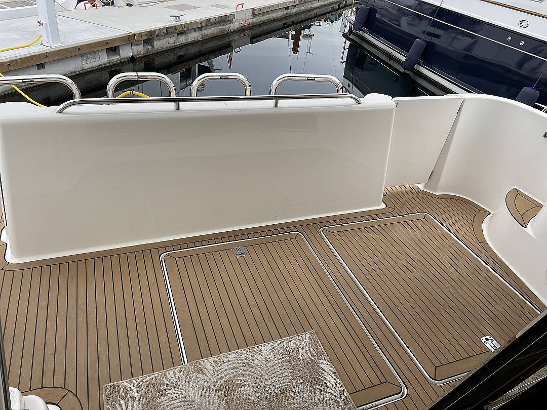 Meridian 580 Pilothouse image 9