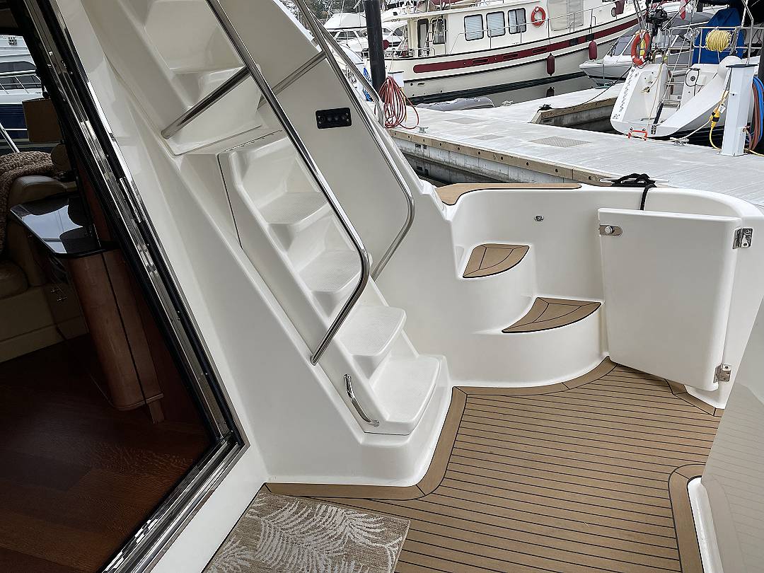 Meridian 580 Pilothouse image 10