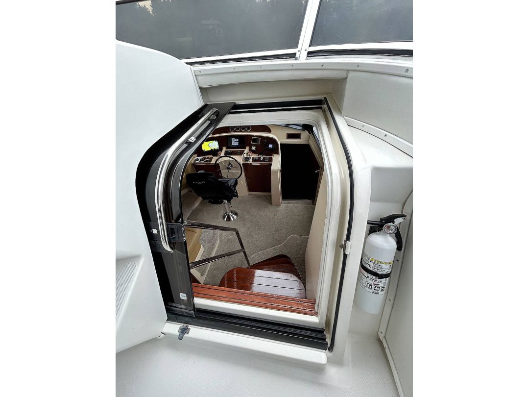 Meridian 580 Pilothouse image 16