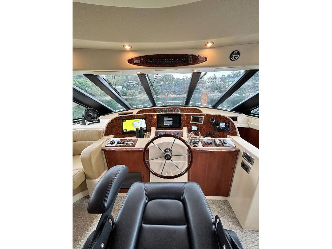 Meridian 580 Pilothouse image 18