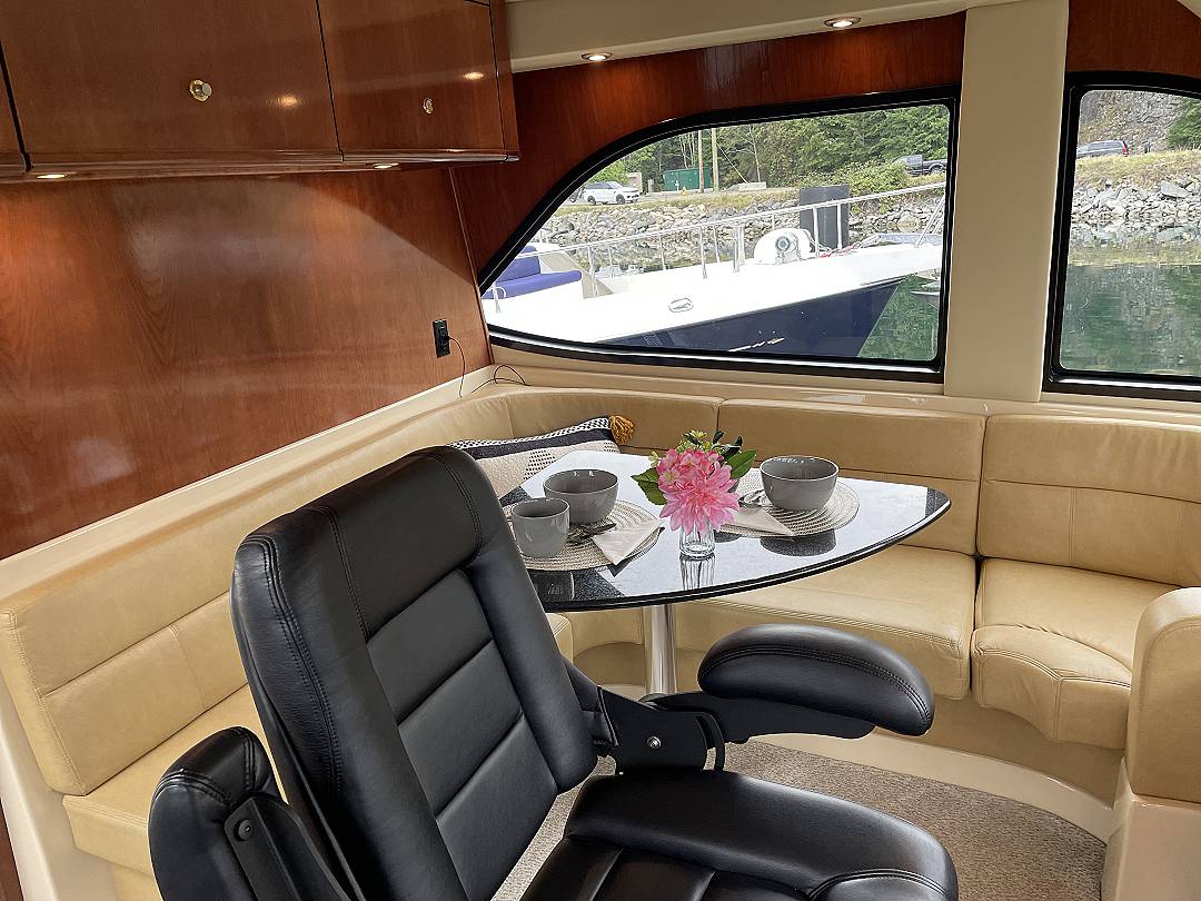 Meridian 580 Pilothouse image 25