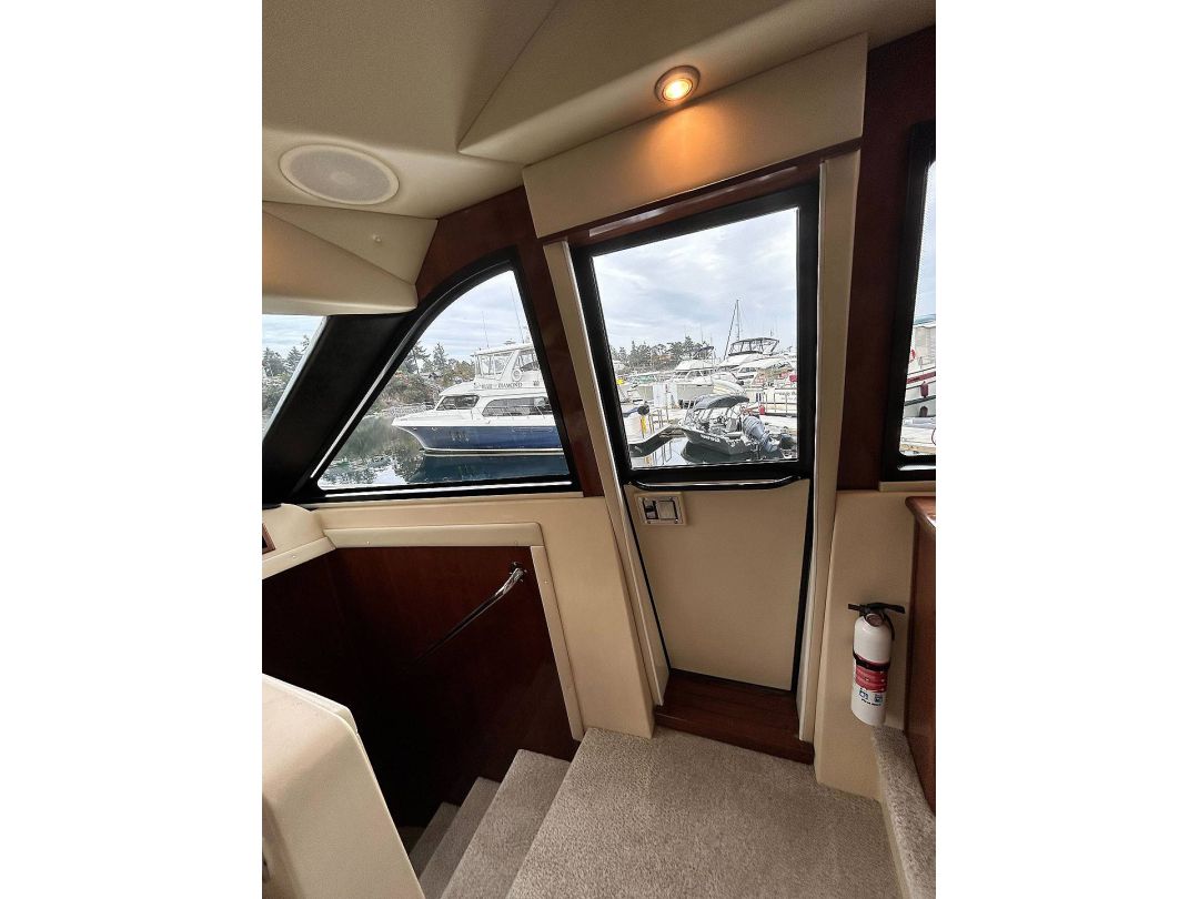 Meridian 580 Pilothouse image 27