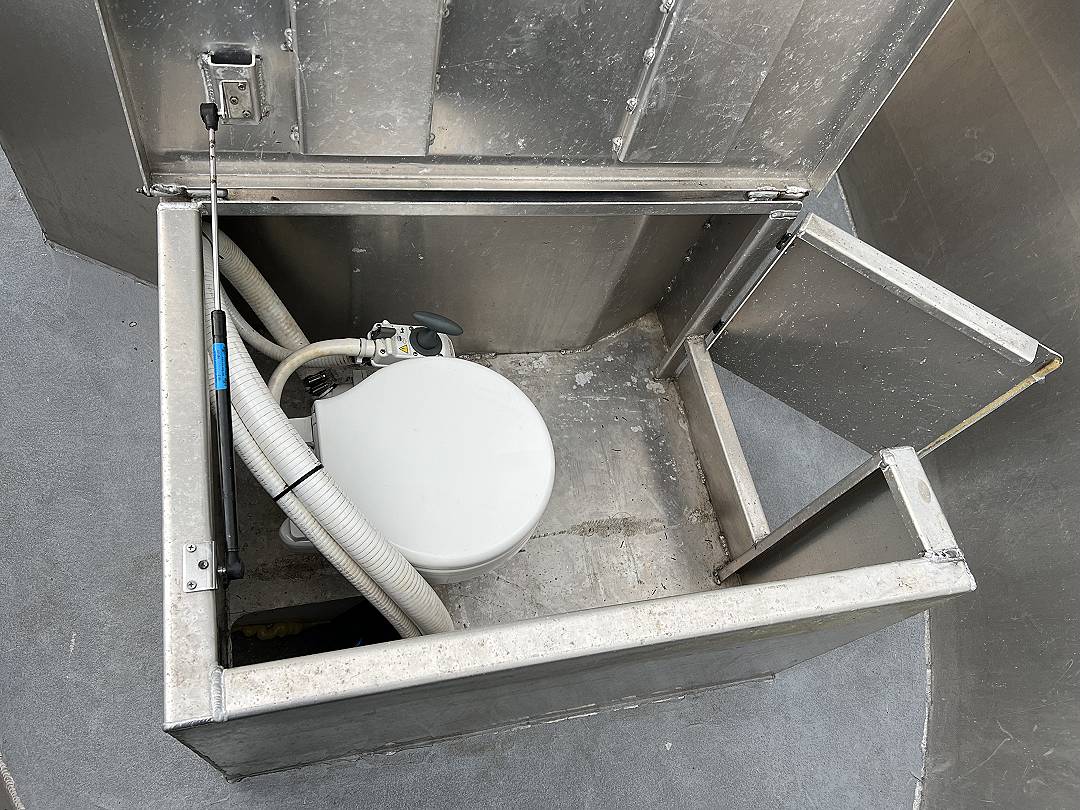 Aluminum Center Consul image 8