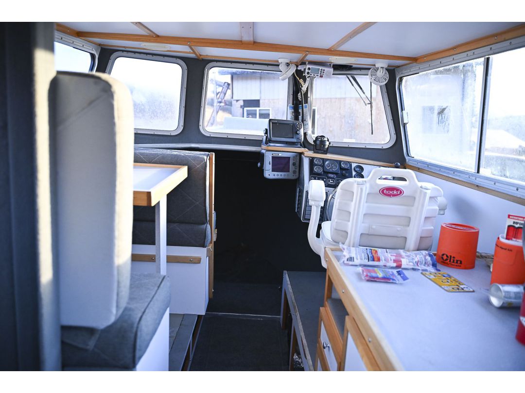 Fiberglass Aluminum Cabin Cruiser image 16