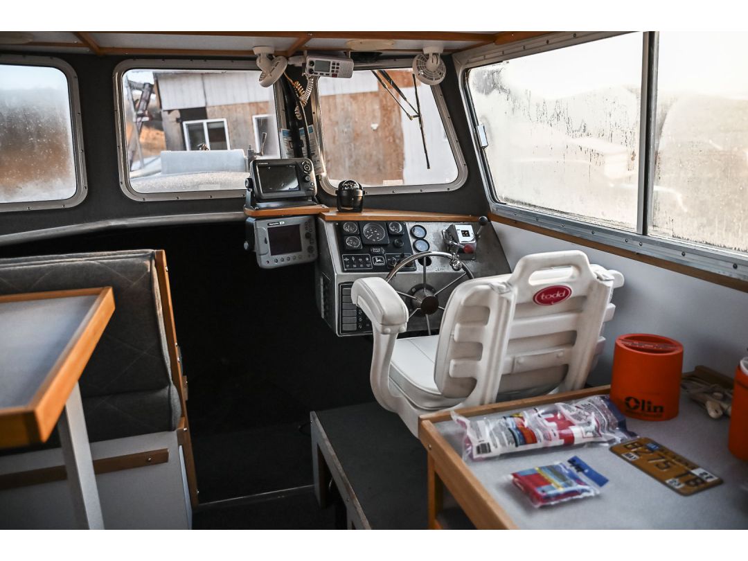 Fiberglass Aluminum Cabin Cruiser image 17