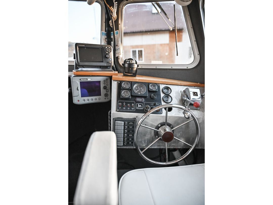Fiberglass Aluminum Cabin Cruiser image 19