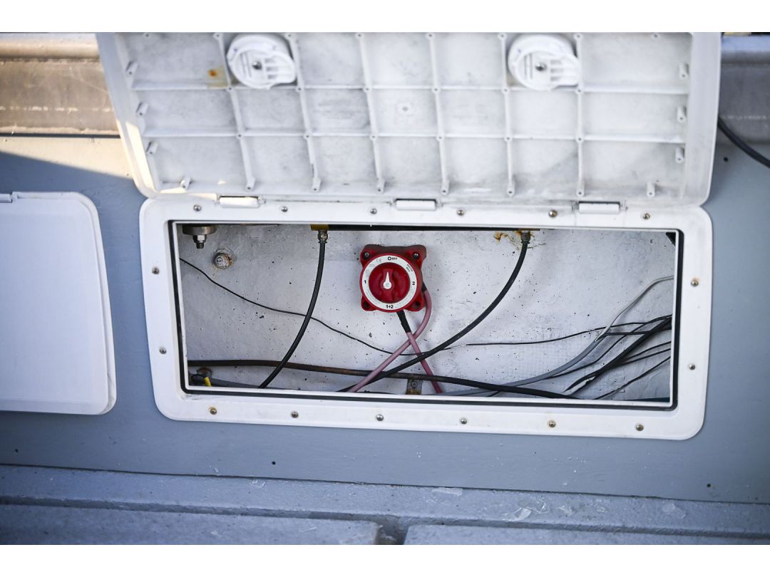 Fiberglass Aluminum Cabin Cruiser image 31
